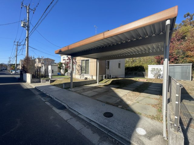 中古戸建・中古住宅　郡山市安積町成田西前坂　オール電化住宅　安積二小・安積二中の前面道路含む現地写真|カーポート2台分駐車可能！大切な車が雨ざらしにならないのが嬉しいポイントですね♪