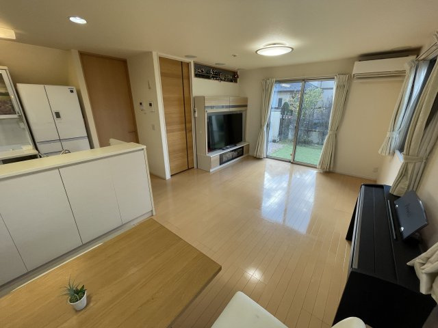 中古戸建・中古住宅　郡山市安積町成田西前坂　オール電化住宅　安積二小・安積二中の居間・リビング|対面キッチンからもリビング全体が見渡せる開放的な間取りです。