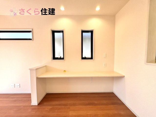 いろどりアイタウン佐野市栃本町　1号棟のその他共用部分|リビングの一角にカウンター　テレワークやPCスペース、お子様の宿題スペースなどマルチに活躍♪
