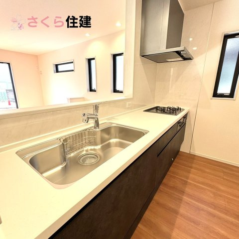 いろどりアイタウン佐野市栃本町　1号棟のキッチン|お子様と並んで料理をしても余裕のゆとりのキッチン。お子様と一緒に料理も叶いますよ♪