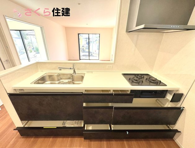 いろどりアイタウン佐野市栃本町　1号棟のキッチン|キッチン下収納は奥まで引き出せるので、大きく屈まなくても楽に必要なものがパッと取り出せます！