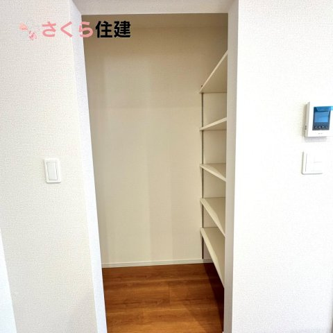 いろどりアイタウン佐野市栃本町　1号棟の収納|大型パントリー完備！子供が「おなか減った」にも対応。沢山買いだめしてもキッチン横パントリーに保管！
