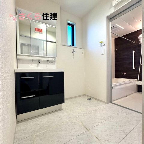 いろどりアイタウン佐野市栃本町　1号棟の洗面所|ゆとりある広さの洗面所。両サイド収納の洗面台で、二人ならんで同時の身支度もスムーズです。
