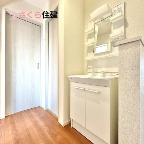 いろどりアイタウン佐野市栃本町　1号棟の独立洗面台|洗面台は2階にも完備。混雑する朝や、お子様のトイレトレーニング期にもうれしいです。