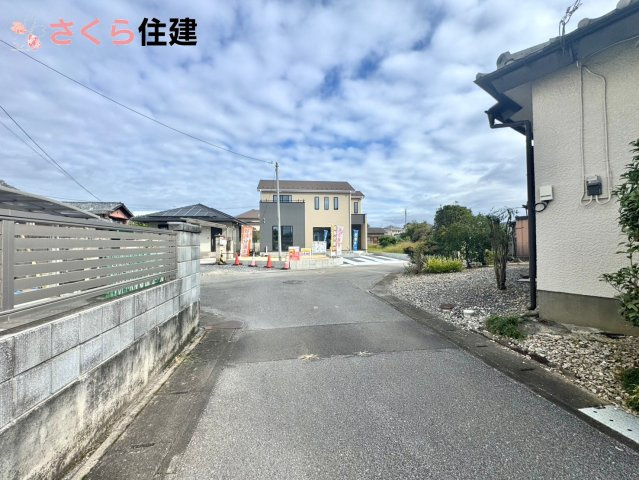 いろどりアイタウン佐野市栃本町　1号棟の前面道路含む現地写真|前面道路市道　幅員４ｍ！！