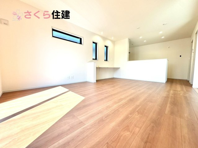 いろどりアイタウン佐野市栃本町　1号棟の居間・リビング|広々16帖LDLは南向きで日当たり良好。ゆったりとした時間の流れる開放的なくつろぎの空間
