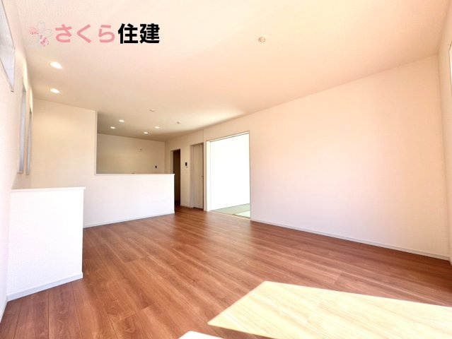 いろどりアイタウン佐野市栃本町　1号棟の居間・リビング|16帖LDKはキッチンで家事をしながらでもお子様に一対一で向き合える時間が作れます！！
