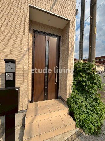 朝霞市岡１丁目のアパートのエントランス