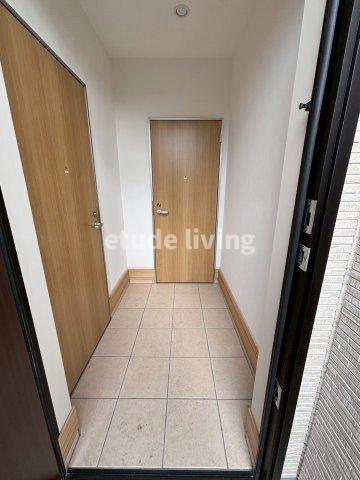 朝霞市岡１丁目のアパートのロビー