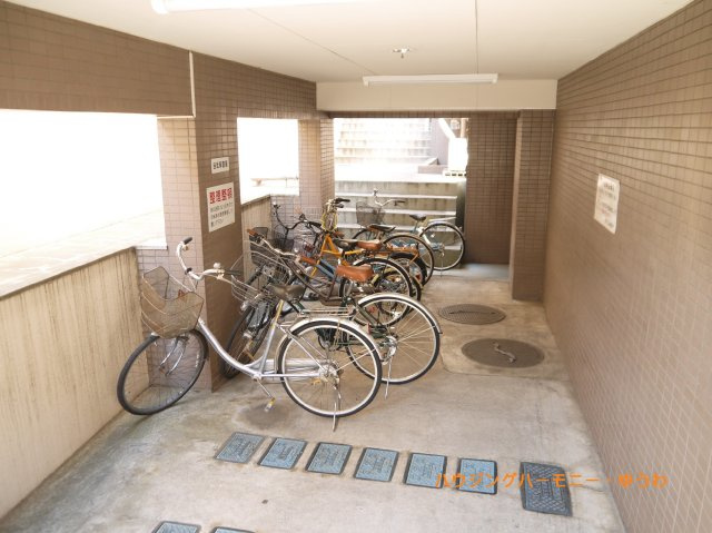 【駐輪場】 | スカイコート成増 | 屋根付きの駐輪場となっていますので、雨の日でも大切な自転車が濡れずに済みます。