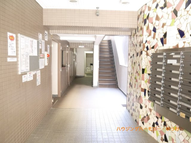 【その他共用部分】 | スカイコート成増 | 重厚感溢れるエントランスは、マンションの優雅さを示す特徴でもあります。