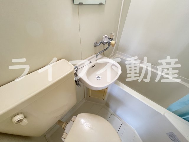 ライラック小阪の独立洗面台|独立洗面台、小物を置くことができて便利です