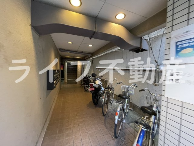 ライラック小阪のエントランス|ゆとりのあるエントランスです