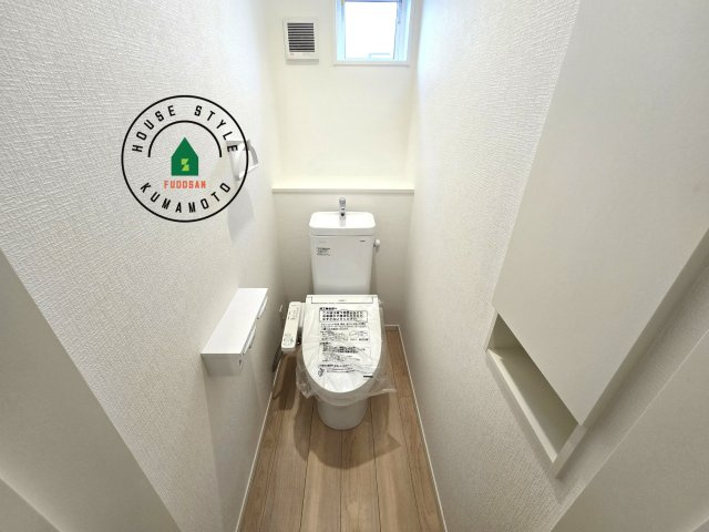 熊本市北区梶尾町第9-3棟（1号棟）の内観：施工例|トイレ・ウォシュレット付。快適で衛生的な洗浄機能付温水シャワートイレです。収納や手すりもついてます。