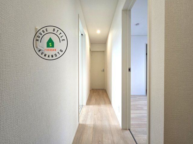 熊本市北区梶尾町第9-3棟（1号棟）の内観：施工例|平屋はワンフロアしかないため、部屋と部屋の距離が近くなります。 生活音の緩衝材として廊下を活用するのがおすすめです。