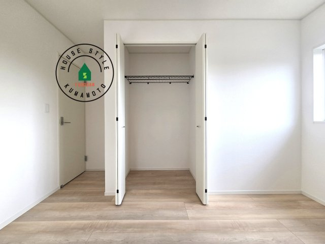 熊本市北区梶尾町第9-3棟（1号棟）の内観：施工例|【WIC（ウォークインクローゼット）】 たくさんの洋服をかけてもシワになりにくいウォークインクローゼット。洋服以外にも、普段使わない家電やスーツケース、ストック品など何でも片付く嬉しい空間です。