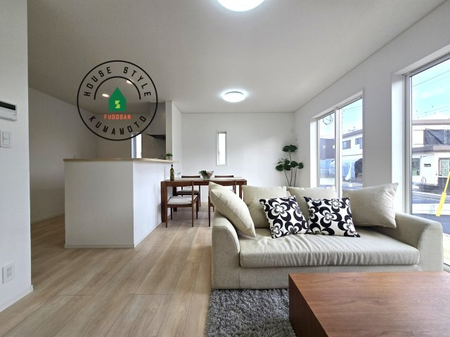 熊本市北区梶尾町第9-3棟（1号棟）の内観：施工例|明るく開放的なリビングダイニングは豊かな陽光が注ぎ込み、やすらぎの空間を演出してくれます。ご家族で楽しいひとときをお過ごし下さい。※家具はCGを合成したものです。同社仕様