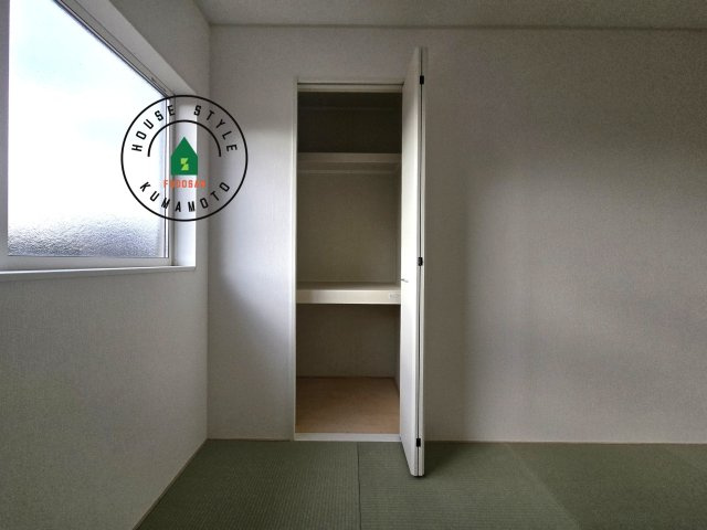 熊本市北区梶尾町第9-3棟（1号棟）の内観：施工例|壁面クローゼットのメリットは、衣類が横一列に並ぶためひと目で洋服が選びやすいこと。衣類をたくさんお持ちの方も、限られたスペース内に無理なく収納することができます。