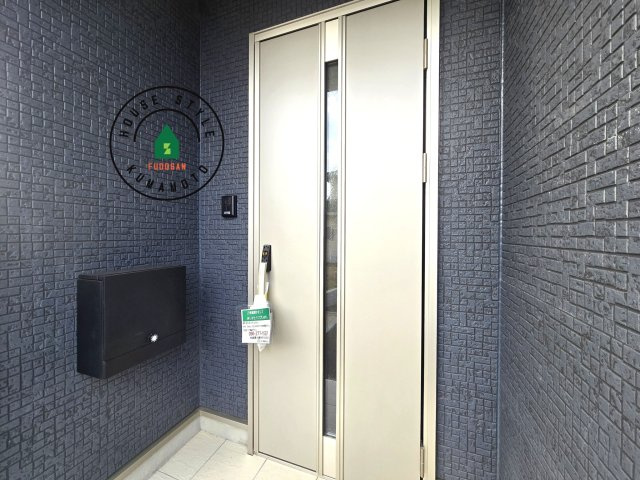 熊本市北区梶尾町第9-3棟（1号棟）の外観：施工例|地盤調査済 / 玄関へ向かうまでのアプローチに漂う上質が期待感をもたせます。玄関は建物の顔。落着きを醸し出した自己主張が心に訴えてきます。