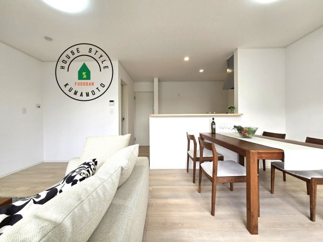 熊本市北区梶尾町第9-3棟（1号棟）の内観：施工例|リビングにいるお子様と会話をしながら家事ができるカウンターキッチン。いま手があいているか、忙しそうなのか相手の様子を伺いながらコミュニケーションをとる訓練にもなります。