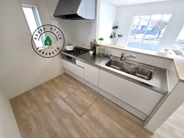 熊本市北区梶尾町第9-3棟（1号棟）の内観：施工例|カウンターキッチンなら、リビングで遊ぶ子供の様子を見ながら料理ができるので安心です。料理を運んでもらったり、子供にお手伝いしてもらいやすいのもいいですね。