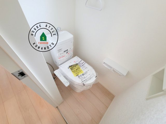 熊本市北区梶尾町第9-3棟（2号棟）の内観：施工例|トイレ・ウォシュレット付。快適で衛生的な洗浄機能付温水シャワートイレです。収納や手すりもついてます。