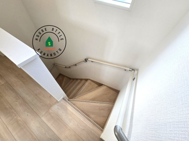 熊本市北区梶尾町第9-3棟（2号棟）の内観：施工例|＜手すり付階段＞手すりがないと階段の昇り降りで危険なことはもちろん、壁に手をつきながら歩くことで壁紙が汚れやすくなります。すべての方に快適に昇り降りしていただくため、手すりを設置しました。