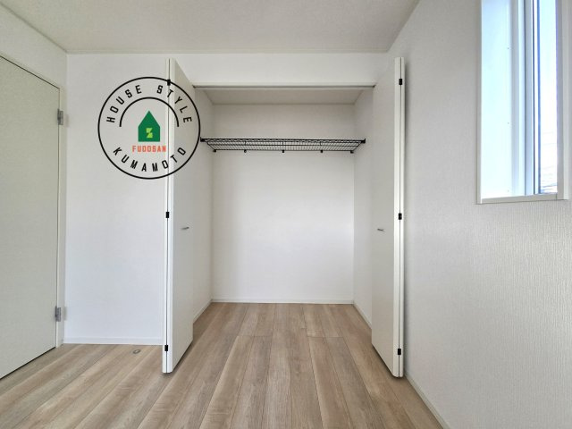 熊本市北区梶尾町第9-3棟（2号棟）の内観：施工例|【WIC（ウォークインクローゼット）】 たくさんの洋服をかけてもシワになりにくいウォークインクローゼット。洋服以外にも、普段使わない家電やスーツケース、ストック品など何でも片付く嬉しい空間です。