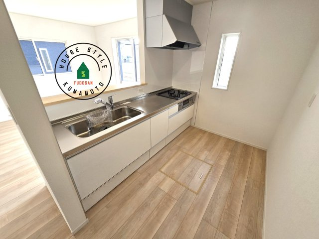 熊本市北区梶尾町第9-3棟（2号棟）の内観：施工例|カウンターキッチンなら、リビングで遊ぶ子供の様子を見ながら料理ができるので安心です。料理を運んでもらったり、子供にお手伝いしてもらいやすいのもいいですね。