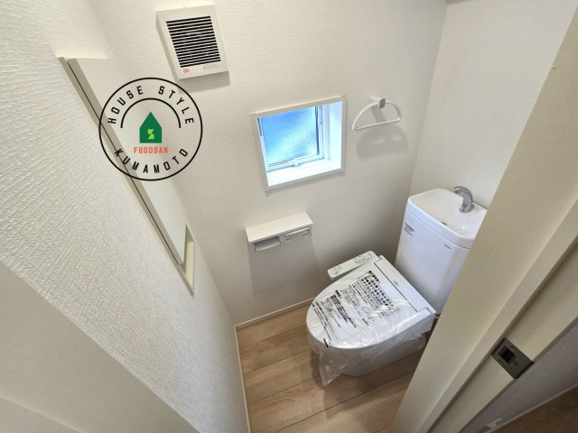 熊本市北区梶尾町第9-3棟（3号棟）の内観：施工例|トイレ・ウォシュレット付。快適で衛生的な洗浄機能付温水シャワートイレです。収納や手すりもついてます。