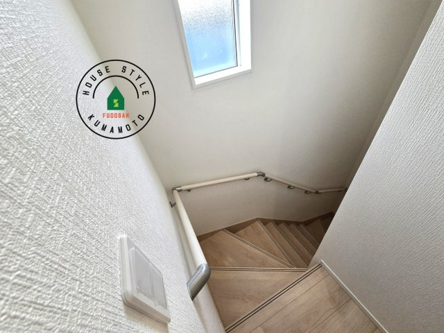 熊本市北区梶尾町第9-3棟（3号棟）の内観：施工例|＜手すり付階段＞手すりがないと階段の昇り降りで危険なことはもちろん、壁に手をつきながら歩くことで壁紙が汚れやすくなります。すべての方に快適に昇り降りしていただくため、手すりを設置しました。