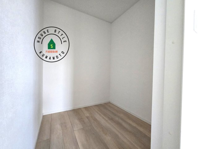 熊本市北区梶尾町第9-3棟（3号棟）の内観：施工例|【WIC（ウォークインクローゼット）】 たくさんの洋服をかけてもシワになりにくいウォークインクローゼット。洋服以外にも、普段使わない家電やスーツケース、ストック品など何でも片付く嬉しい空間です。