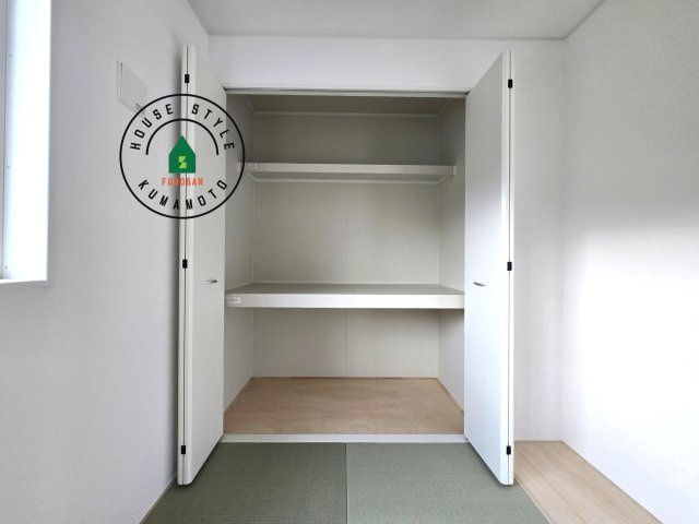 熊本市北区梶尾町第9-3棟（3号棟）の内観：施工例|壁面クローゼットのメリットは、衣類が横一列に並ぶためひと目で洋服が選びやすいこと。衣類をたくさんお持ちの方も、限られたスペース内に無理なく収納することができます。