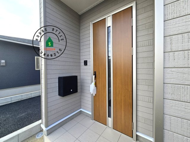 熊本市北区梶尾町第9-3棟（3号棟）の外観：施工例|地盤調査済 / 玄関へ向かうまでのアプローチに漂う上質が期待感をもたせます。玄関は建物の顔。落着きを醸し出した自己主張が心に訴えてきます。