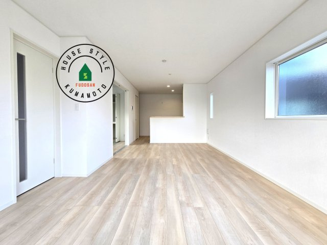 熊本市北区梶尾町第9-3棟（3号棟）の洋室|キッチンからリビングをしっかり確認できます。家族の笑顔があふれる空間になりそうですね。※家具はCGを合成したものです。