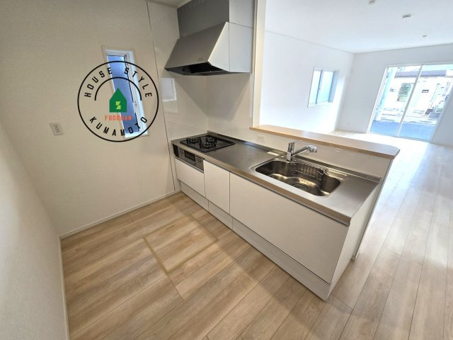 熊本市北区梶尾町第9-3棟（3号棟）の内観：施工例|カウンターキッチンなら、リビングで遊ぶ子供の様子を見ながら料理ができるので安心です。料理を運んでもらったり、子供にお手伝いしてもらいやすいのもいいですね。