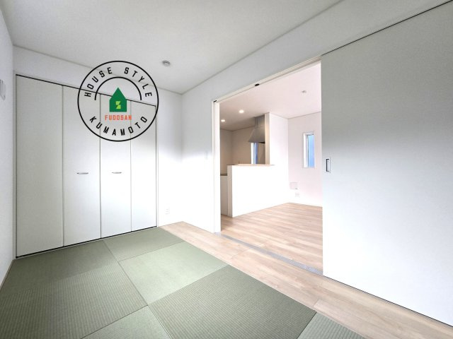 熊本市北区梶尾町第9-3棟（3号棟）の内観：施工例|和室を上手に活用すると暮らし方の幅が広がります。例えば普段は開け放して、子供の小さいうちはお昼寝や遊びのスペースに。畳はソフトなので転んでもケガをしにくく安心です