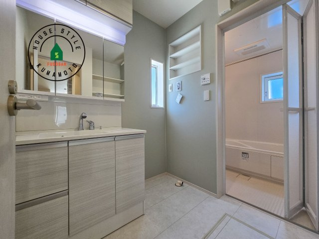 熊本市南区薄場2丁目第2-2棟（2号棟）の脱衣所|ゆとりの洗面スペースで朝の身支度もスムーズに。暮らしを快適に変えるシャワー付洗面台です！