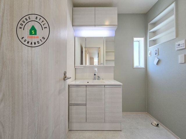 熊本市南区薄場2丁目第2-2棟（2号棟）の独立洗面台|毎日使うものだから清潔な空間を保ちたい水回り。洗面にはそんな願いを解消させてくれる収納アイデアが満載です。三面鏡の裏側にはキャビネットが現れ小物から背の高い物まで収納できます。