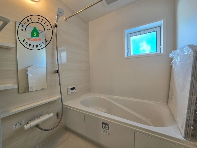 熊本市南区薄場2丁目第2-2棟（2号棟）の浴室|1日の疲れを癒してくれる広々バスルーム。雨の日のお洗濯にも大活躍な浴室乾燥機付です！