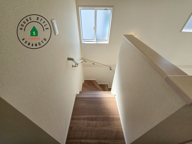熊本市南区薄場2丁目第2-2棟（2号棟）の内装|＜手すり付階段＞手すりがないと階段の昇り降りで危険なことはもちろん、壁に手をつきながら歩くことで壁紙が汚れやすくなります。すべての方に快適に昇り降りしていただくため、手すりを設置しました。