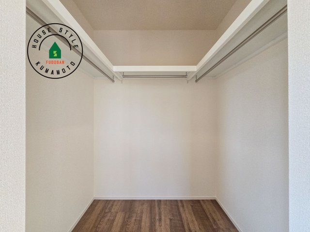熊本市南区薄場2丁目第2-2棟（2号棟）の収納|洋服や大きな荷物が多い方や人数の多いご家族などは、一般的なクローゼットよりもウォークインクローゼットのほうが使い勝手が良いです。