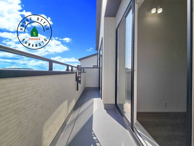 熊本市南区薄場2丁目第2-2棟（2号棟）のバルコニー|風をしっかりと感じられるバルコニーでは、毎日が洗濯日和です。広々としているので洗濯も楽しくなるでしょうし、気分転換にバルコニーからの眺めを楽しむのもいいでしょう。