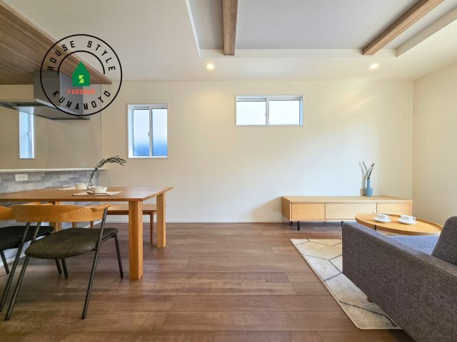 熊本市南区薄場2丁目第2-2棟（2号棟）の居間・リビング|明るく開放的なリビングダイニングは豊かな陽光が注ぎ込み、やすらぎの空間を演出してくれます。ご家族で楽しいひとときをお過ごし下さい。※家具はCGを合成したものです。