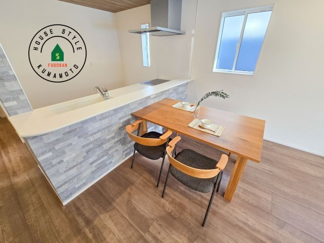 熊本市南区薄場2丁目第2-2棟（2号棟）のダイニング|キッチンから立ち込める香りが今日の料理を期待させます。