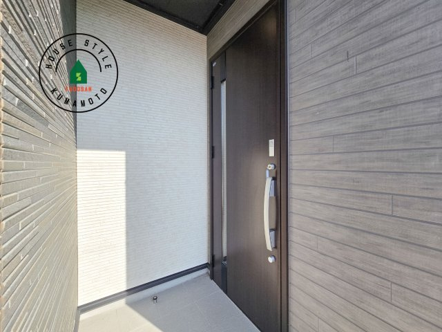 熊本市南区薄場2丁目第2-2棟（2号棟）の玄関|おでかけの時も帰った時も、「我が家」を最初に感じでもらえる素敵な空間に。