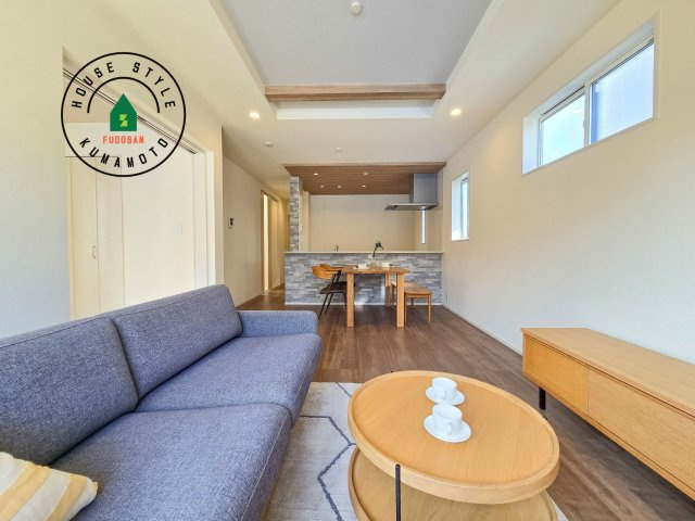 熊本市南区薄場2丁目第2-2棟（2号棟）の居間・リビング|キッチンからリビングをしっかり確認できます。家族の笑顔があふれる空間になりそうですね。※家具はCGを合成したものです。