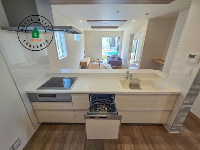 熊本市南区薄場2丁目第2-2棟（2号棟）のキッチン|ご家族を近くに感じられる対面キッチンのLDK。会話もはずみそうですね。