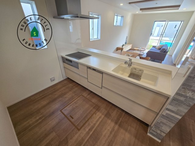 熊本市南区薄場2丁目第2-2棟（2号棟）のキッチン|ダイニングテーブルへの配膳がラクラク、お料理はかどるカウンター付きシステムキッチン！