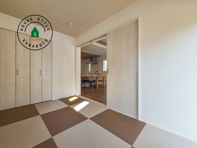 熊本市南区薄場2丁目第2-2棟（2号棟）の和室|和室を上手に活用すると暮らし方の幅が広がります。例えば普段は開け放して、子供の小さいうちはお昼寝や遊びのスペースに。畳はソフトなので転んでもケガをしにくく安心です